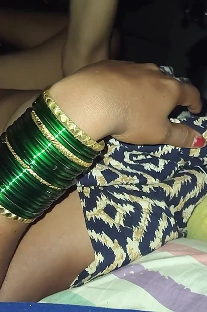 Hintli üvey anne ile sabah sıkı amcık seksinin tadını çıkarıyor. Gerçek seks videosu. Azgın Hintli orta yaşlı seksi kadın.