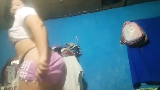 İşte ateşli esmerin, götümü görebilirsin, senin için nasıl dokunduğumu izle.