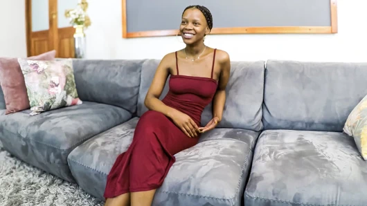 Sevimli sıska 18 yaşındaki zenci kadın ırklararası oyuncu seçmelerinde büyük beyaz yarak üreticisine biniyor