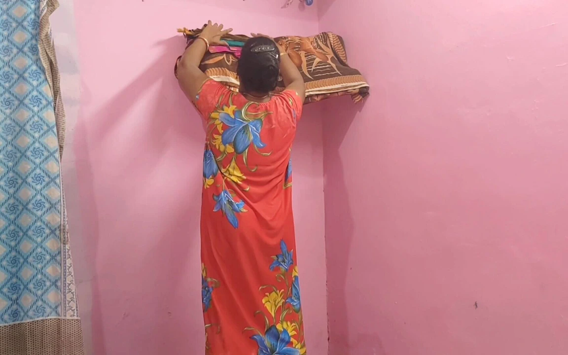 Teyze evde kıyafetlerini katlarken sert seks yaptım. Gerçek ev yapımı