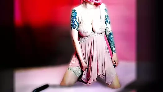 Lady Angela büyük memeli dövmeli tanrıçayı azdırıyor