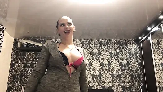 Güçlü egzersiz ve kaslara tapma! Seksi vücut kıyafeti içinde motivasyon ve hakimiyet!