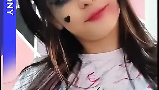 İç çamaşırlarını deneyen model yakalandı