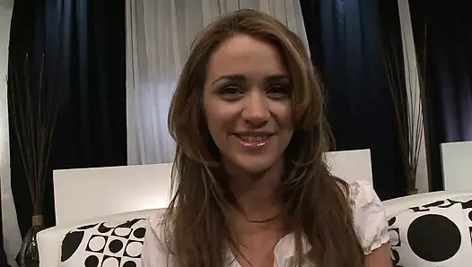 Jessica Young, altın saçlı azgın bir kadın