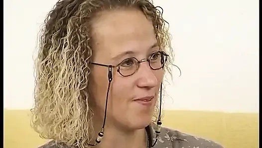 Küçük memeli spex sarışın dildo ile amcığını baştan çıkarıyor