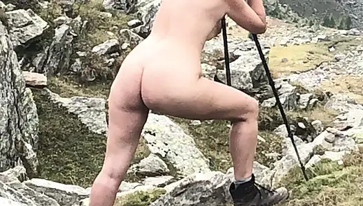 Alplerde çıplak yürüyüş