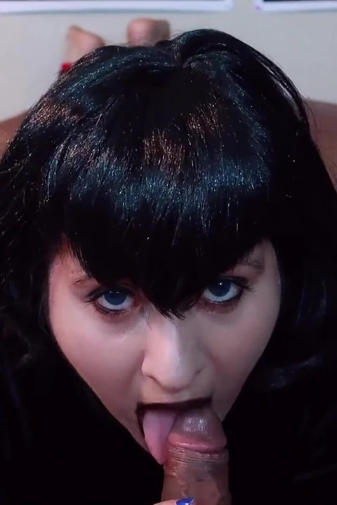 Mavis bir yabancıyı emiyor