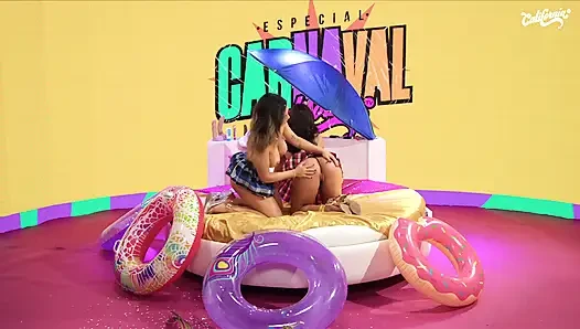İki Ateşli Brezilyalı Orta Yaşlı Seksi Kadın Karnaval Partisinde Seks Yapıyor.