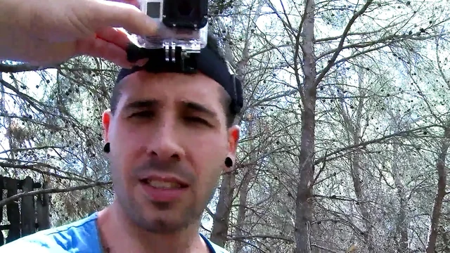 Genç dövmeli kız ormanda erkek arkadaşıyla oynuyor