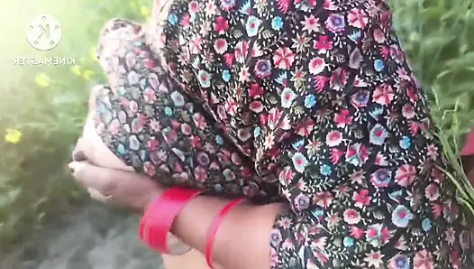 Hintli köylü kadın açık havada devar tarafından sikiliyor
