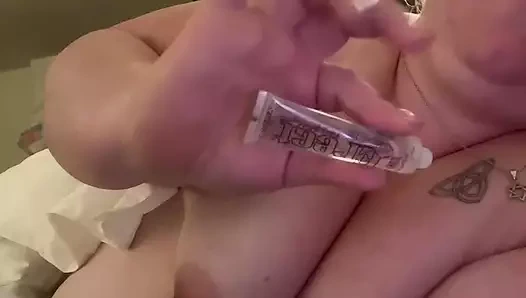 Göğüslerimde sivri uçlara uzanıyorum