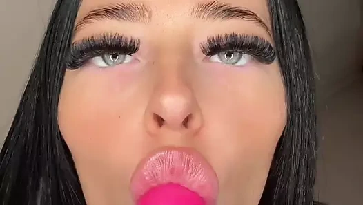 Azgın İngiliz sürtük tek başına mastürbasyon yapıyor