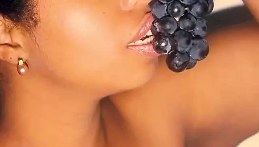 Bazı üzüm ile seksi ağız abanoz okşama