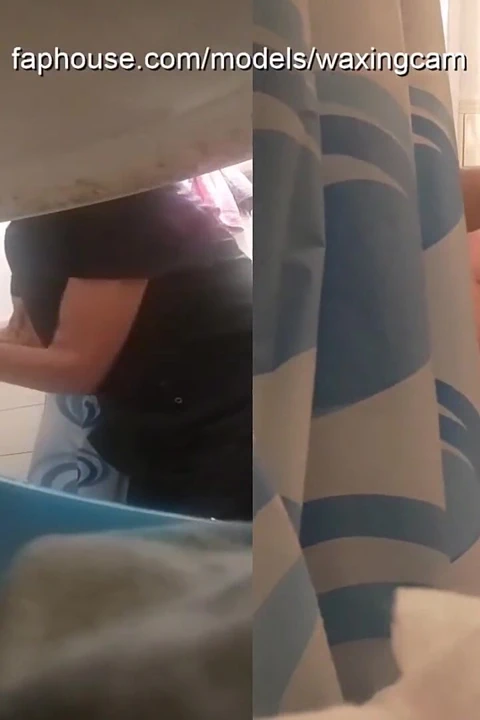 #90 hizmetçi erkek banyo yapıyor