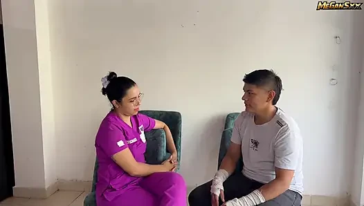 BÜYÜK GÖTLÜ HEMŞIRE DOKTOR GIDINCE HASTASıNı SIKIYOR.