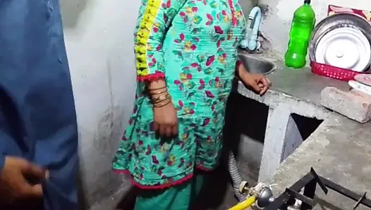 Amatör evli kadınla ev yapımı seks yarağa biniyor ve domalarak dölleme. Büyük götlü orta yaşlı seksi kadın