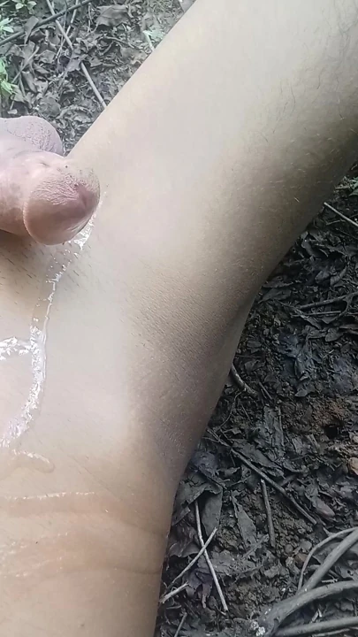 Sikini sert sert sert sallayarak boşalıyor