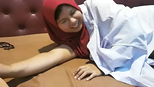 Uykulu üvey kız kardeş geldi ve üvey erkek kardeşinin emdi.