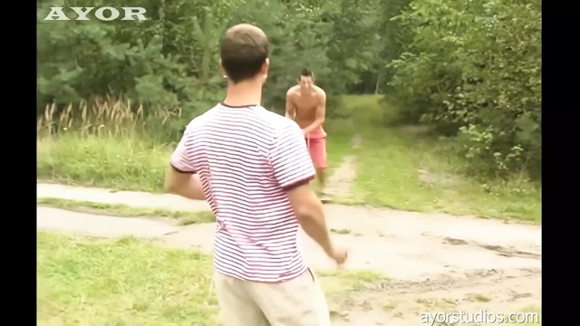 Azgın üçlü canavar yaraklı kankalarından faydalanıyor!