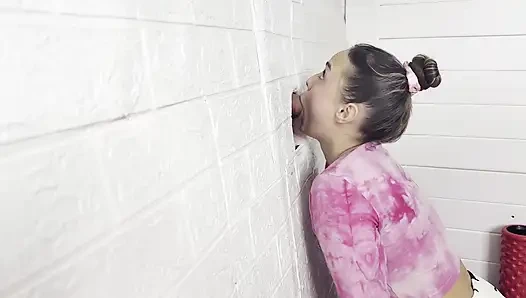 Şan deliği - tatlılık eriyip zevkini gizlemiyor.