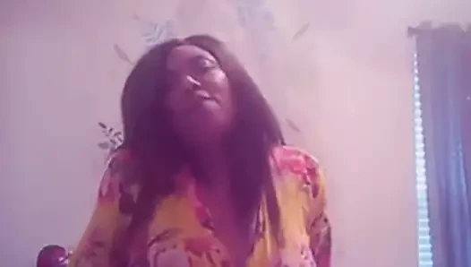 Seksi siyah kuruş dans ediyor ve alıyor