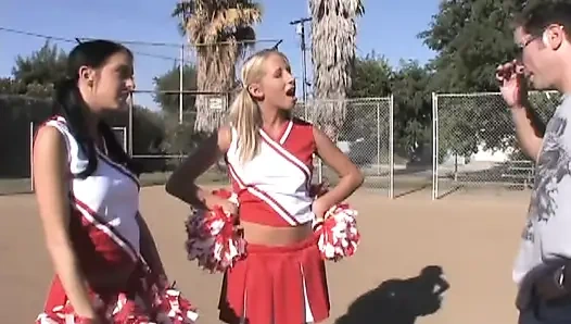 Azgın ponpon kız üçlü grup seks: parmaklama yalama ve üçlü delikli yarak sikişi