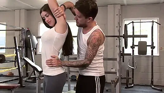 Spor hatun büyük yaraklı özel koçundan ıslak amından sikiliyor