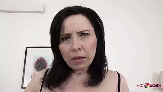 Bu zenci adam kızının deliklerini ne kadar sikerse siksin, daha fazlasını alabilir