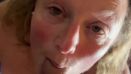 Komşunun azgın orta yaşlı seksi kadın, yüksek sesle haddelemeli orgazm