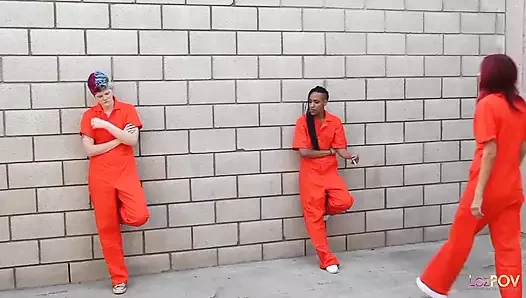 Kelepçeli kızıl saçlı kavisli lezbiyen esmer tarafından amcık ve anal yalama tarafından sikiliyor