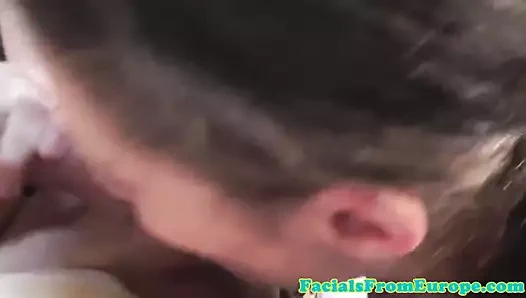 Boşalmak seven genç gets bir dağınık yüz