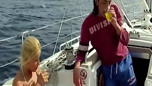 En ateşli memeli evli kadın kocasını kaptanla aldatıyor. Emmeyi ve götten sikişmeyi seviyor