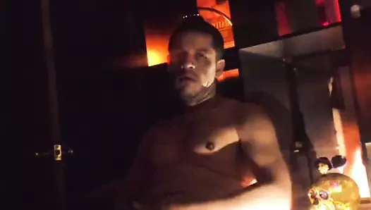 Misterfreak25 oda arkadaşlarının önünde mastürbasyon yapıyor.