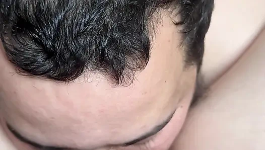 Kız arkadaşını dışarıda yalıyor