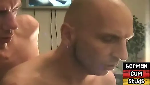 Döl seven Alman adam prezervatifsiz anal üçlü grup seksten sonra döl yiyor