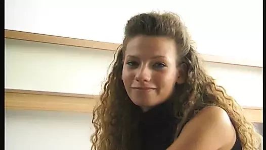 Sevimli kız yatakta sallanıyor ve istekli amını gösteriyor