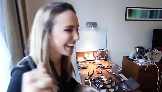 Charlotte Crosby ateşli bir osuruk yırtıyor