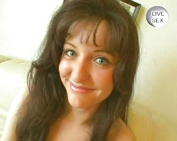 Seksi Alman genç kız harika bir mastürbasyondan sonra tüm dölleri yiyor
