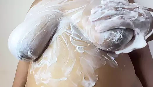 Komşu teyze birçok kez orgazm oluyor, ona şehvetli göğüslere sabunla masaj yaptığımda!