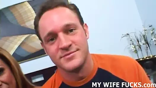 Onun siki seninkinden ne kadar büyük bak tatlım