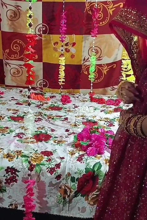 Hintli yeni evli kadınlar ilk gece balayında edepsizce konuşuyor