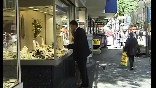 Büyük memeli Alman genç erkek avcısı doğada yarağa biniyor