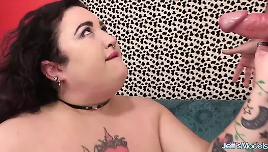 Düzgün vücutlu sürtük Moonbaby yarağı tombul amının derinliklerine alıyor