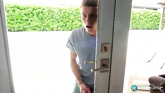 40 yaşındaki Sierra 21 yaşındaki bir gözetleyiciyi sikiyor