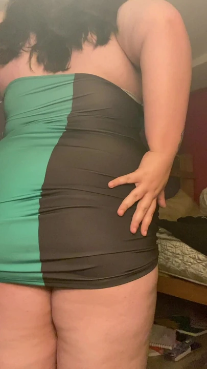 Thicc girl farts in dress