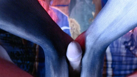 Komşumuzun sıkı amını siktim ve ayaklarını dölle kapatıyorum!