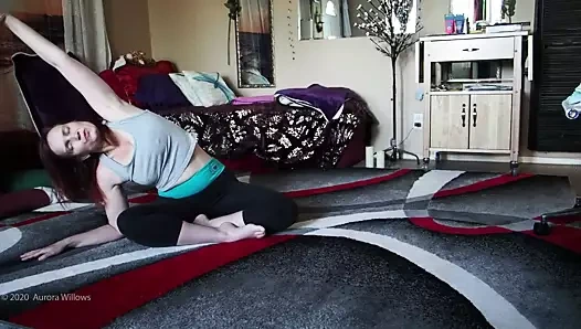 Bugünün yoga antrenmanı. hareketliliğinizi korumak için her gün esnemeye devam edin