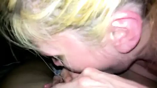 Sıcak sarışın benim horoz emme!