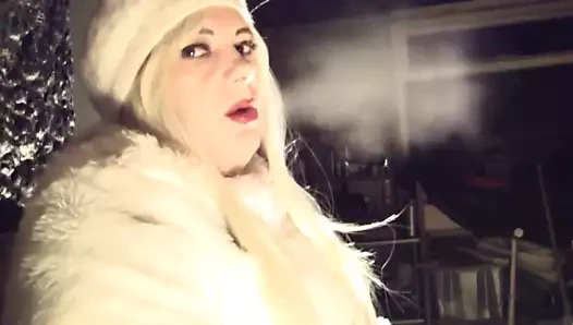 Sıcak sarışın sadece sigara içiyor (js)