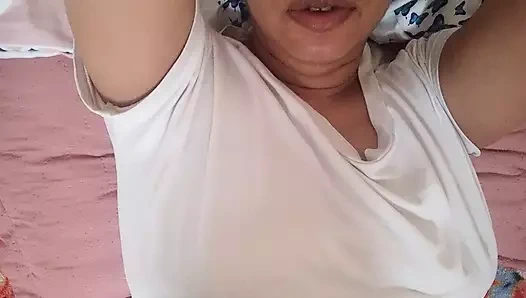 Biri sıkı amcığımı dağıtıyor, bu arada tek başıma mastürbasyon yapıyorum, gerçek ev yapımı amatör sahne